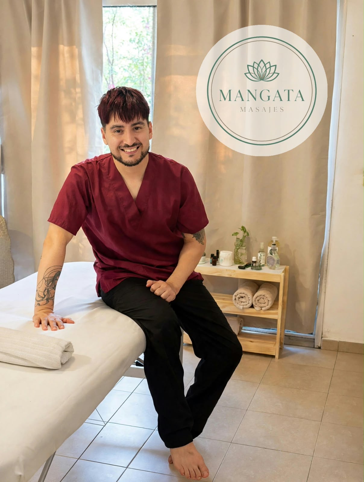 Toni, masajista de Mangata Masajes, en el gabinete